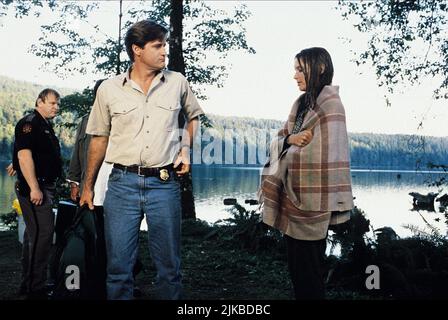 Brendan Gleeson, Bill Pullman & Bridget Fonda film: Lake Placid (USA 1999) personnages: Sheriff Hank Keough, Jack Wells, Kelly Scott / TV-Titel: 'Lake Placid - Der Schrecken Aus Der Tiefe Directeur: Steve Miner 15 juillet 1999 **AVERTISSEMENT** cette photographie est à usage éditorial exclusif et est le copyright des IMAGES Fox 2000 et/ou du photographe assigné par la Société de film ou de production et ne peut être reproduite que par des publications en conjonction avec la promotion du film ci-dessus. Un crédit obligatoire pour LES PHOTOS DE FOX 2000 est requis. Le photographe doit également être crédité lorsqu'il est connu. Pas de commercial Banque D'Images