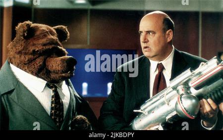 Film Bobo & Jeffrey Tambor : Muppets from Space (USA 1999) personnages : & K. Edgar Singer Directeur : Tim Hill 14 juillet 1999 **AVERTISSEMENT** cette photographie est destinée à un usage éditorial exclusif et est protégée par les droits d'auteur de LA SOCIÉTÉ JIM HENSON et/ou du photographe désigné par la Société de film ou de production et ne peut être reproduite que par des publications dans le cadre de la promotion du film ci-dessus. Un crédit obligatoire pour LA SOCIÉTÉ JIM HENSON est requis. Le photographe doit également être crédité lorsqu'il est connu. Aucune utilisation commerciale ne peut être accordée sans l'autorisation écrite de la Société du film. Banque D'Images