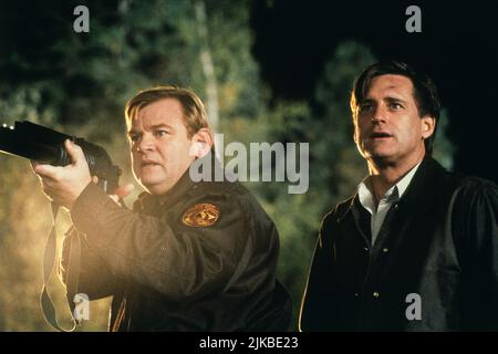 Brendan Gleeson & Bill Pullman film: Lake Placid (USA 1999) personnages: Sheriff Hank Keough & Jack Wells / TV-Titel: 'Lake Placid - Der Schrecken Aus Der Tiefe Directeur: Steve Miner 15 juillet 1999 **AVERTISSEMENT** cette photographie est à usage éditorial exclusif et est le copyright des IMAGES Fox 2000 et/ou du photographe assigné par la Société de film ou de production et ne peut être reproduite que par des publications en conjonction avec la promotion du film ci-dessus. Un crédit obligatoire pour LES PHOTOS DE FOX 2000 est requis. Le photographe doit également être crédité lorsqu'il est connu. Aucune utilisation commerciale ne peut être accordée avec Banque D'Images