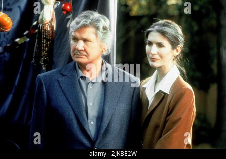 Charles Bronson & Kim Weeks film Family of Cops III : Under suspicion (TV- film) personnages : Paul Fein & Anne Meyers CAN/USA 1999, réalisateur : Sheldon Larry 12 janvier 1999 **AVERTISSEMENT** cette photographie est à usage éditorial exclusif et est la propriété de CBS et/ou du photographe assigné par le film ou la société de production et ne peut être reproduite que par des publications en liaison avec la promotion du film ci-dessus. Un crédit obligatoire à CBS est requis. Le photographe doit également être crédité lorsqu'il est connu. Aucune utilisation commerciale ne peut être accordée sans autorisation écrite de The film Company. Banque D'Images