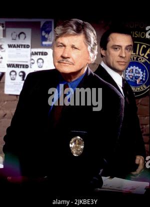 Charles Bronson & Joe Penny film Family of Cops III : Under suspicion (TV- film) personnages : Paul Fein & Ben Fein CAN/USA 1999, réalisateur : Sheldon Larry 12 janvier 1999 **AVERTISSEMENT** cette photographie est à usage éditorial seulement et est la propriété de CBS et/ou du photographe assigné par le film ou la société de production et ne peut être reproduite que par des publications en liaison avec la promotion du film ci-dessus. Un crédit obligatoire à CBS est requis. Le photographe doit également être crédité lorsqu'il est connu. Aucune utilisation commerciale ne peut être accordée sans autorisation écrite de The film Company. Banque D'Images