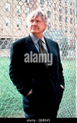 Charles Bronson film Family of Cops III : Under suspicion (TV- film) personnages : Paul Fein CAN/USA 1999, réalisateur : Sheldon Larry 12 janvier 1999 **AVERTISSEMENT** cette photographie est à usage éditorial exclusif et est la propriété de CBS et/ou du photographe assigné par la société de production et ne peut être reproduite que par des publications en liaison avec la promotion du film ci-dessus. Un crédit obligatoire à CBS est requis. Le photographe doit également être crédité lorsqu'il est connu. Aucune utilisation commerciale ne peut être accordée sans autorisation écrite de The film Company. Banque D'Images
