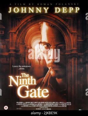 Johnny Depp Poster film: The Ninth Gate (FR/E/USA 1999) Directeur: Roman Polanski 25 août 1999 **AVERTISSEMENT** cette photographie est à usage éditorial exclusif et est le droit d'auteur d'UN DIVERTISSEMENT ARTISANAL et/ou du photographe assigné par la Société de film ou de production et ne peut être reproduite que par des publications en conjonction avec la promotion du film susmentionné. Un crédit obligatoire pour LES DIVERTISSEMENTS ARTISANAUX est requis. Le photographe doit également être crédité lorsqu'il est connu. Aucune utilisation commerciale ne peut être accordée sans l'autorisation écrite de la Société du film. Banque D'Images