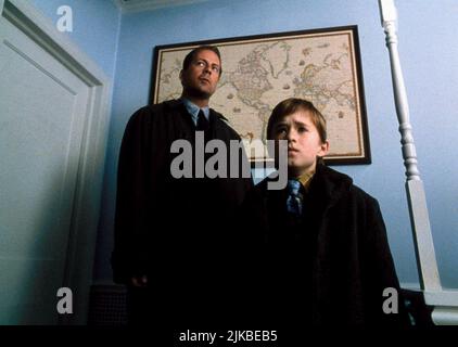 Bruce Willis & Haley J. Osment film: The Sixth Sense (USA 1999) personnages: Dr. Malcolm Crowe & Director: M. Night Shyamalan 02 août 1999 **AVERTISSEMENT** cette photographie est destinée à un usage éditorial exclusif et est protégée par les droits d'auteur de BUENA VISTA et/ou du photographe attribué par la Société de film ou de production et ne peut être reproduite que par des publications dans le cadre de la promotion du film ci-dessus. Un crédit obligatoire pour BUENA VISTA est requis. Le photographe doit également être crédité lorsqu'il est connu. Aucune utilisation commerciale ne peut être accordée sans l'autorisation écrite de la Société du film. Banque D'Images