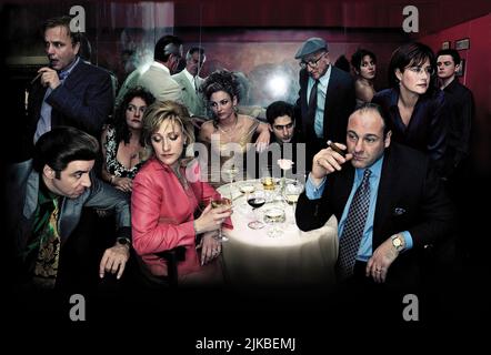 Steve Van Zandt, Joe Pantoliano, Edie Falco, Dea de Matteo, Michael Imperioli, Dominic Chianese & James Gandolfini Television: The Sopranos : Season 1 (TV-Serie) personnages: Silvio Dante,Ralph Cifaretto,Carmela Soprano,Adriana la CERVA,Christopher Moltisanti,Junior Soprano & Tony Soprano USA 1999-2007, / 1. Staffel, saison 1 10 janvier 1999 **AVERTISSEMENT** cette photographie est destinée à un usage éditorial seulement et est protégée par les droits d'auteur d'HBO et/ou du photographe assigné par la Société de film ou de production et ne peut être reproduite que par des publications en conjonction avec la promotion du film ci-dessus. Un Mandat Banque D'Images