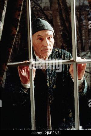 Patrick Stewart film: A Christmas Carol (1999) personnages: M. Ebenezer Scrooge Directeur: David Hugh Jones 05 décembre 1999 **AVERTISSEMENT** cette photographie est destinée à un usage éditorial exclusif et est le droit d'auteur de MARQUE DE DIVERTISSEMENT et/ou le photographe assigné par la Société de film ou de production et ne peut être reproduite que par des publications dans le cadre de la promotion du film ci-dessus. Un crédit obligatoire pour LES DIVERTISSEMENTS EST requis. Le photographe doit également être crédité lorsqu'il est connu. Aucune utilisation commerciale ne peut être accordée sans l'autorisation écrite de la Société du film. Banque D'Images