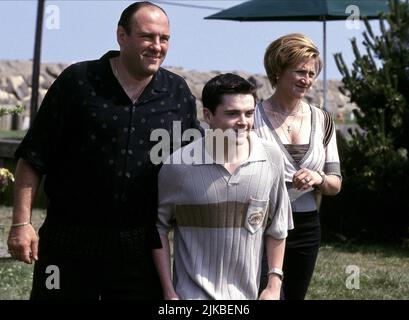 James Gandolfini, Robert Iler & Edie Falco télévision: The Sopranos : saison 1 (TV-série) personnages: Tony Soprano,A.J. Soprano et Carmela Soprano USA 1999-2007, / 1. Staffel, saison 1 10 janvier 1999 **AVERTISSEMENT** cette photographie est destinée à un usage éditorial seulement et est protégée par les droits d'auteur d'HBO et/ou du photographe assigné par la Société de film ou de production et ne peut être reproduite que par des publications en conjonction avec la promotion du film ci-dessus. Un crédit obligatoire pour HBO est requis. Le photographe doit également être crédité lorsqu'il est connu. Aucune utilisation commerciale ne peut être accordée sans autorisation écrite f Banque D'Images