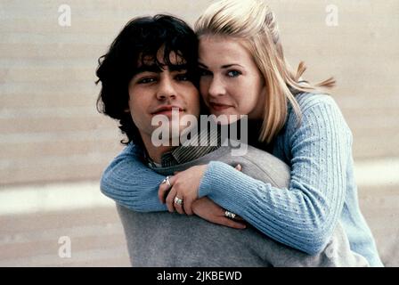 Adrian Grenier & Melissa Joan Hart film: Drive Me Crazy (1999) personnages: Chase Hammond & Nicole Maris Directeur: John Schultz 22 septembre 1999 **AVERTISSEMENT** cette photographie est destinée à un usage éditorial exclusif et est protégée par le droit d'auteur DE 20th et/ou du photographe assigné par la Société de film ou de production et ne peut être reproduite que par des publications en conjonction avec la promotion du film ci-dessus. Un crédit obligatoire de 20th est requis. Le photographe doit également être crédité lorsqu'il est connu. Aucune utilisation commerciale ne peut être accordée sans l'autorisation écrite de la Société du film. Banque D'Images