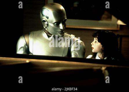 Robin Williams & Hallie Kate Eisenberg film: Bicentennial Man (USA/DE 1999) personnages: Andrew Martin & Little Miss Amanda Martin - Age 7 Directeur: Chris Columbus 13 décembre 1999 **AVERTISSEMENT** cette photographie est à usage éditorial exclusif et est le droit d'auteur de COLUMBIA PICTURES et/ou le photographe assigné par la Société de film ou de production et ne peut être reproduite que par des publications dans le cadre de la promotion du film ci-dessus. Un crédit obligatoire pour LES PHOTOS DE COLUMBIA est requis. Le photographe doit également être crédité lorsqu'il est connu. Aucune utilisation commerciale ne peut être accordée sans aut écrit Banque D'Images