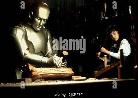 Robin Williams & Hallie Kate Eisenberg film: Bicentennial Man (USA/DE 1999) personnages: Andrew Martin & Little Miss Amanda Martin - Age 7 Directeur: Chris Columbus 13 décembre 1999 **AVERTISSEMENT** cette photographie est à usage éditorial exclusif et est le droit d'auteur de COLUMBIA PICTURES et/ou le photographe assigné par la Société de film ou de production et ne peut être reproduite que par des publications dans le cadre de la promotion du film ci-dessus. Un crédit obligatoire pour LES PHOTOS DE COLUMBIA est requis. Le photographe doit également être crédité lorsqu'il est connu. Aucune utilisation commerciale ne peut être accordée sans aut écrit Banque D'Images