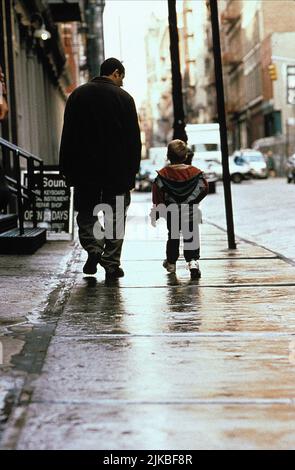 Adam Sandler & Cole Sprouse ou Dylan Sprouse film Big Daddy (1999) personnages : Sonny Koufax & réalisateur : Dennis Dugan 17 juin 1999 **AVERTISSEMENT** cette photographie est à usage éditorial seulement et est la propriété de COLUMBIA et/ou du photographe assigné par The film or production Company et ne peut être reproduite que par des publications en liaison avec la promotion du film ci-dessus. Un crédit obligatoire à COLUMBIA est requis. Le photographe doit également être crédité lorsqu'il est connu. Aucune utilisation commerciale ne peut être accordée sans autorisation écrite de The film Company. Banque D'Images