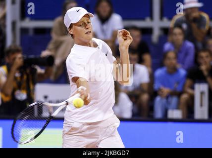 (220801) -- UMAG, 1 août 2022 (Xinhua) -- Jannik sinner de l'Italie revient à Carlos Alcaraz de l'Espagne pendant la finale masculine de singles au tournoi de tennis ouvert de Croatie 2022 à Umag, Croatie, 31 juillet 2022. (Jurica Galoic/PIXSELL via Xinhua) Banque D'Images