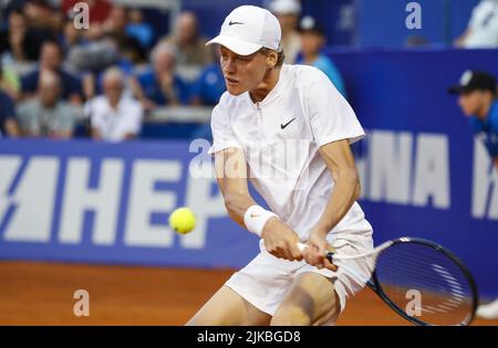 (220801) -- UMAG, 1 août 2022 (Xinhua) -- Jannik sinner de l'Italie revient à Carlos Alcaraz de l'Espagne pendant la finale masculine de singles au tournoi de tennis ouvert de Croatie 2022 à Umag, Croatie, 31 juillet 2022. (Jurica Galoic/PIXSELL via Xinhua) Banque D'Images