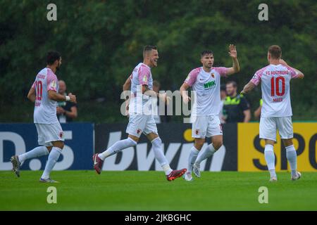 Lohne, Allemagne. 31st juillet 2022. Soccer: DFB-Pokal, tus BW Lohne - FC Augsburg, 1st tour, Heinz-Dettmer-Stadion: Arne Maier d'Augsburg (r) applaudit avec Daniel Caligiuri, Jeffrey Gouweleeuw et Elvis Rexhbecaj après avoir atteint le but 0:1. Credit: Christopher Neudorf/dpa - NOTE IMPORTANTE: Conformément aux exigences de la DFL Deutsche Fußball Liga et de la DFB Deutscher Fußball-Bund, il est interdit d'utiliser ou d'avoir utilisé des photos prises dans le stade et/ou du match sous forme de séquences et/ou de séries de photos de type vidéo./dpa/Alay Live News Banque D'Images