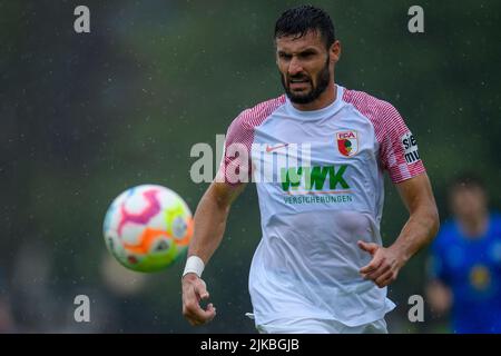 Lohne, Allemagne. 31st juillet 2022. Soccer: Coupe DFB, tus BW Lohne - FC Augsburg, 1st rond, Heinz-Dettmer-Stadion: Daniel Caligiuri d'Augsburg court avec le ballon. Credit: Christopher Neudorf/dpa - NOTE IMPORTANTE: Conformément aux exigences de la DFL Deutsche Fußball Liga et de la DFB Deutscher Fußball-Bund, il est interdit d'utiliser ou d'avoir utilisé des photos prises dans le stade et/ou du match sous forme de séquences et/ou de séries de photos de type vidéo./dpa/Alay Live News Banque D'Images