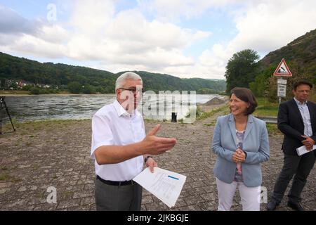 Saint Goarshausen, Allemagne. 01st août 2022. Roger Lewentz (SPD), ministre de l'intérieur de la Rhénanie-Palatinat, et Daniela Schmitt (FDP), ministre des Transports de la Rhénanie-Palatinat, se tiennent lors d'une réunion sur le site du passage à niveau du Rhin moyen, prévu de longue date. Il y aura un nouveau concours international pour le projet de pont du Rhin moyen, qui est en discussion depuis un demi-siècle. Crédit : Thomas Frey/dpa/Alay Live News Banque D'Images