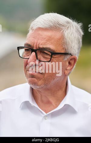 Saint Goarshausen, Allemagne. 01st août 2022. Roger Lewentz (SPD), ministre de l'intérieur de la Rhénanie-Palatinat, se trouve sur le site du passage du Rhin moyen prévu de longue date lors d'une réunion. Il doit y avoir une nouvelle compétition internationale pour le projet de pont du Rhin moyen, dont on discute depuis un demi-siècle. Crédit : Thomas Frey/dpa/Alay Live News Banque D'Images