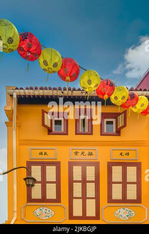 Maison de magasinage traditionnelle jaune dans le quartier chinois de Singapour avec lanternes chinoises Banque D'Images