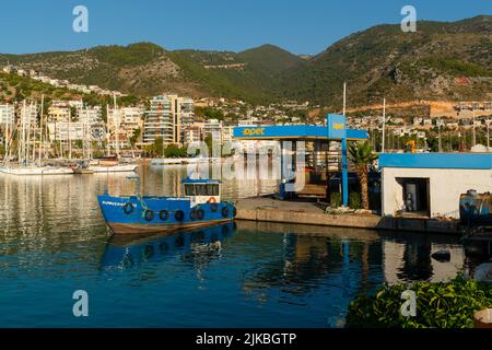 Finike, Antalya, Turquie - 20 juillet 2022 : distributeur de carburant à la station de remplissage de bateaux sur le front de mer, port Blanes. Industrie pétrolière pour le transport de l'eau. Pêche Banque D'Images