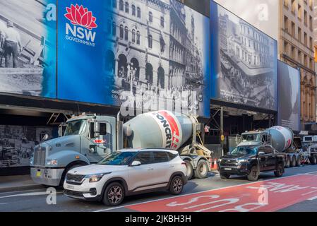 Sydney 2022 juin : construction de camions-mélangeurs en béton à l'extérieur de la station de métro Pitt et Castlereagh Street à Sydney, en Australie Banque D'Images