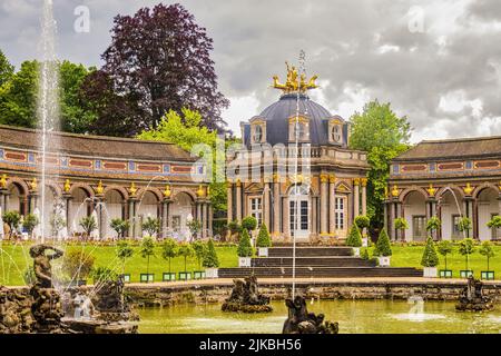 Ermitage de Bayreuth - le nouveau Palais avec les Fontaines dans le Grand bassin Banque D'Images