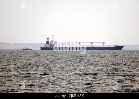 ODESA, UKRAINE - le 1 AOÛT 2022 - le navire de cargaison Razoni, battant pavillon Sierra-léonais, chargé de 26 000 tonnes de maïs ukrainien quitte le port d'Odesa pour IST Banque D'Images