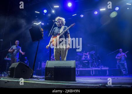 Madrid, Madrid, Espagne. 30th juillet 2022. Le réalisateur et musicien Emir Kusturica a annoncé sa tournée d'adieu en tant que groupe au festival Noches del Botanico à Madrid, en Espagne, devant des milliers de spectateurs dans une soirée tropicale et festive. (Credit image: © Alberto Sibaja/Pacific Press via ZUMA Press Wire) Credit: ZUMA Press, Inc./Alamy Live News Banque D'Images