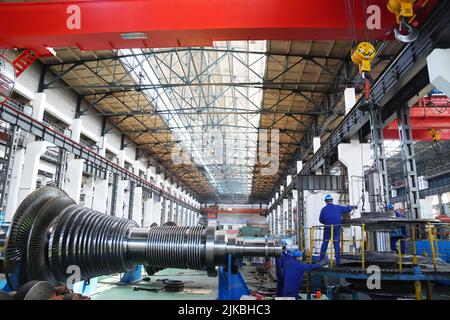 (220801) -- BEIJING, le 1 août 2022 (Xinhua) -- les travailleurs sont occupés dans un atelier de Harbin turbine Company Ltd. De Harbin Electric Corporation à Harbin, dans la province de Heilongjiang, au nord-est de la Chine, à 7 mai 2022. (Xinhua/Wang Jianwei) Banque D'Images