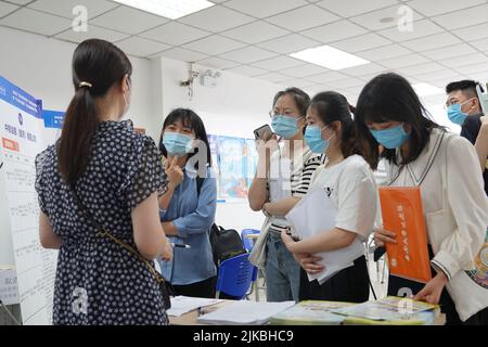 (220801) -- BEIJING, le 1 août 2022 (Xinhua) -- les étudiants apprennent à recruter de l'information à un salon de l'emploi sur le campus de l'Université du Sud-Ouest, dans le sud-ouest de la Chine, Chongqing, 13 mai 2022. (Photo de Qin Tingfu/Xinhua) Banque D'Images