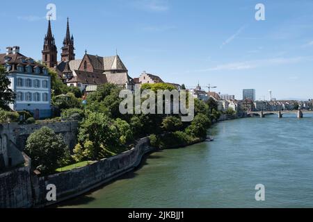 Vue sur la vieille ville de Bâle, en Suisse, avec la cathédrale en pierre rouge avec deux tours de Munster, les anciens bâtiments et le pont du milieu sur le Rhin Banque D'Images