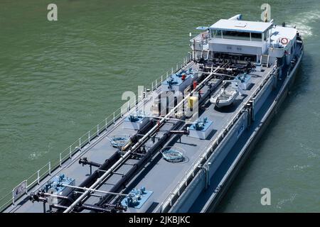 Barge vue d'en haut avec des pipelines sur le pont pour le transport industriel de pétrole et de gaz sur le Rhin à Bâle. Vue d'en haut Banque D'Images