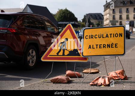 Signalisation routière pondérée avec des sacs de sable indiquant une circulation alternée (circulation alternée) due à des travaux routiers dans le village de Ribeauville en France Banque D'Images
