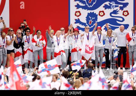 Des joueurs d'Angleterre, dont Chloe Kelly (au centre), chantent sur scène Sweet Caroline lors d'une fête des supporters pour commémorer le triomphe historique DES femmes DE l'UEFA SUR L'EURO 2022 à Trafalgar Square, Londres. Date de la photo: Lundi 1 août 2022. Banque D'Images