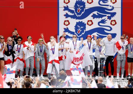 Des joueurs d'Angleterre, dont Chloe Kelly (au centre), chantent sur scène Sweet Caroline lors d'une fête des supporters pour commémorer le triomphe historique DES femmes DE l'UEFA SUR L'EURO 2022 à Trafalgar Square, Londres. Date de la photo: Lundi 1 août 2022. Banque D'Images