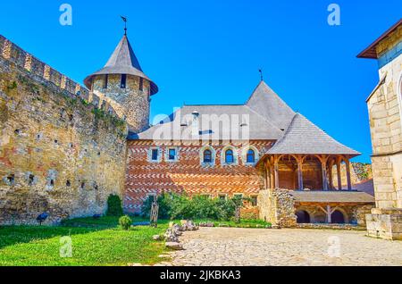 La façade vue sur le Palais princier avec verand en bois de la forteresse de Khotyn, Ukraine Banque D'Images