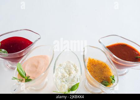 cuisson épicée sauce en verre saucière bateaux Banque D'Images