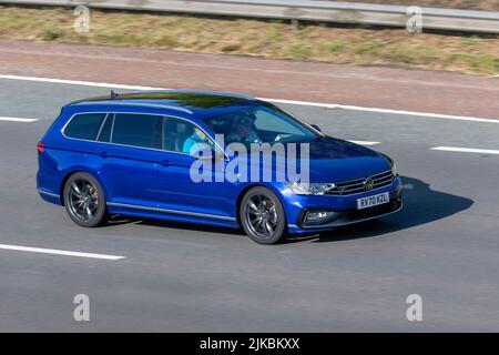 2020 Blue VW Volkswagen Passat R-Line TSI Evo 1498cc 1,5 ACT Bluemotion Estate 6 Speed Manual; déplacement, conduite, en mouvement, sur l'autoroute M6, Royaume-Uni Banque D'Images