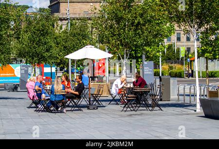 Dundee, Tayside, Écosse, Royaume-Uni. 1st août 2022. Météo au Royaume-Uni: Les températures dans le nord-est de l'Écosse ont atteint 20°C, commence la vague de chaleur d'août. Les touristes et les résidents locaux sont à l'extérieur et à la recherche de sites touristiques tout en profitant du beau temps et en achetant des cornets de crème glacée, des boissons froides et des cafés devant le V&A Design Museum aux vendeurs de produits alimentaires Heather Street le long du projet de développement du front de mer de Dundee. Crédit : Dundee Photographics/Alamy Live News Banque D'Images