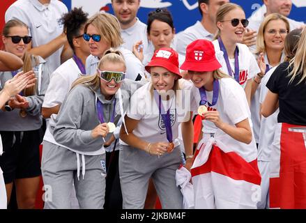 Georgia Stanway, Leah Williamson et Ella Toone (gauche-droite) en Angleterre avec leurs médailles lors d'une célébration de fan pour commémorer le triomphe historique DES femmes DE l'UEFA EURO 2022 à Trafalgar Square, Londres. Date de la photo: Lundi 1 août 2022. Banque D'Images