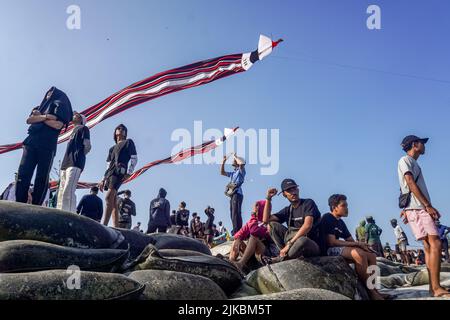 Denpasar, Indonésie. 31st juillet 2022. Les gens se rassemblent pour assister au festival de cerf-volant. Des milliers de personnes affluent à Mertasari Beach à Sanur pour un festival de cerf-volant pendant la saison de cerf-volant de Bali, qui s'étend de mai à septembre chaque année, entre la saison sèche. Le festival est le meilleur moment de l'année pour visiter Bali. Les couleurs rouge, blanc, noir et jaune-or représentent les incarnations des divinités hindoues balinaises. Crédit : SOPA Images Limited/Alamy Live News Banque D'Images