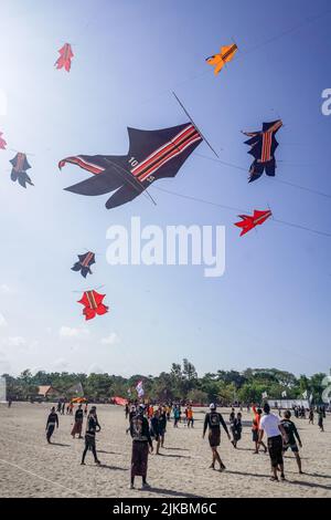 Denpasar, Indonésie. 31st juillet 2022. Les gens se rassemblent pour assister au festival de cerf-volant. Des milliers de personnes affluent à Mertasari Beach à Sanur pour un festival de cerf-volant pendant la saison de cerf-volant de Bali, qui s'étend de mai à septembre chaque année, entre la saison sèche. Le festival est le meilleur moment de l'année pour visiter Bali. Les couleurs rouge, blanc, noir et jaune-or représentent les incarnations des divinités hindoues balinaises. Crédit : SOPA Images Limited/Alamy Live News Banque D'Images