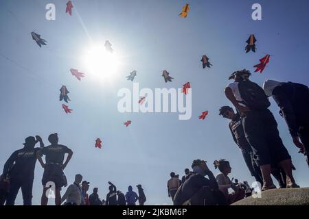 Denpasar, Indonésie. 31st juillet 2022. Les gens se rassemblent pour assister au festival de cerf-volant. Des milliers de personnes affluent à Mertasari Beach à Sanur pour un festival de cerf-volant pendant la saison de cerf-volant de Bali, qui s'étend de mai à septembre chaque année, entre la saison sèche. Le festival est le meilleur moment de l'année pour visiter Bali. Les couleurs rouge, blanc, noir et jaune-or représentent les incarnations des divinités hindoues balinaises. Crédit : SOPA Images Limited/Alamy Live News Banque D'Images