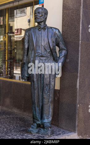 Statue en bronze de l'auteur portugais Joaquim Guilherme Gomes Coelho (Júlio Diniz) à Rua da Carreira, Funchal, Madère Banque D'Images