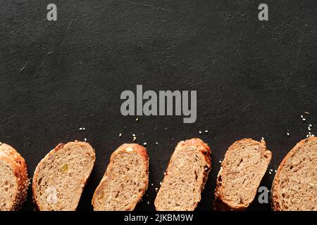 pain de wholegrain artisanat boulangerie fond noir Banque D'Images