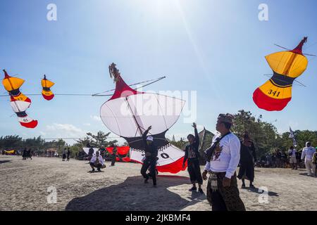 Denpasar, Indonésie. 31st juillet 2022. Les participants lancent leurs cerfs-volants. Des milliers de personnes affluent à Mertasari Beach à Sanur pour un festival de cerf-volant pendant la saison de cerf-volant de Bali, qui s'étend de mai à septembre chaque année, entre la saison sèche. Le festival est le meilleur moment de l'année pour visiter Bali. Les couleurs rouge, blanc, noir et jaune-or représentent les incarnations des divinités hindoues balinaises. (Photo de Dicky Bisinglasi/SOPA Images/Sipa USA) crédit: SIPA USA/Alay Live News Banque D'Images