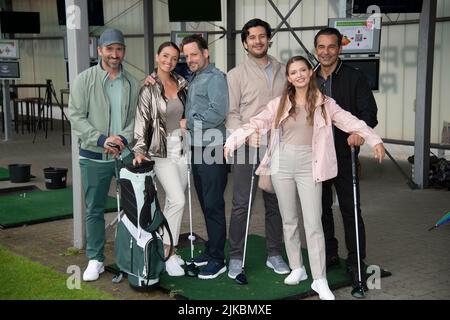 Dortmund, Allemagne. 08th juin 2022. De gauche à droite : l'acteur Juergen FISCHER joue le rôle de Ruud van de Meer, l'actrice Kaja SCHMID-TYCHSEN joue le rôle de Jenny Steinkamp, l'acteur Matthias BRUEGGENOLTE joue le rôle de Jutus Albrecht, l'acteur Francisco MEDINA joue le rôle de Maximilan von Altenburg, L'actrice Amrei HAARDT joue le rôle de Nathalie von Altenburg, l'acteur Erol SANDER joue le rôle de Frank GIESE, rendez-vous à la presse pendant le tournage du tournoi de golf dans la série pré-soirée RTL ALLES ÉTAIT ZAEHLT, on 8 juillet 2022 in Koeln © Credit: dpa/Alay Live News Banque D'Images