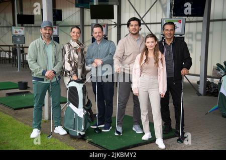 Dortmund, Allemagne. 08th juin 2022. De gauche à droite : l'acteur Juergen FISCHER joue le rôle de Ruud van de Meer, l'actrice Kaja SCHMID-TYCHSEN joue le rôle de Jenny Steinkamp, l'acteur Matthias BRUEGGENOLTE joue le rôle de Jutus Albrecht, l'acteur Francisco MEDINA joue le rôle de Maximilan von Altenburg, L'actrice Amrei HAARDT joue le rôle de Nathalie von Altenburg, l'acteur Erol SANDER joue le rôle de Frank GIESE, rendez-vous à la presse pendant le tournage du tournoi de golf dans la série pré-soirée RTL ALLES A ÉTÉ ZAEHLT sur 08.07.2022 à Koeln © Credit: dpa/Alay Live News Banque D'Images