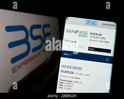 Personne tenant un smartphone avec le site Web de la société BSE Limited (Bombay stock Exchange) à l'écran avec logo. Concentrez-vous sur le centre de l'écran du téléphone. Banque D'Images