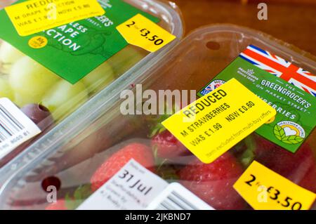 Autocollant jaune sur les fruits dans le supermarché pour réduire les déchets alimentaires Banque D'Images