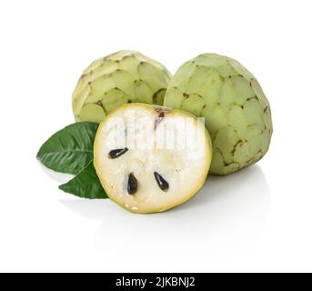 Fruit de Cherimoya entier et partiel isolé sur fond blanc, chemin d'écrêtage inclus Banque D'Images